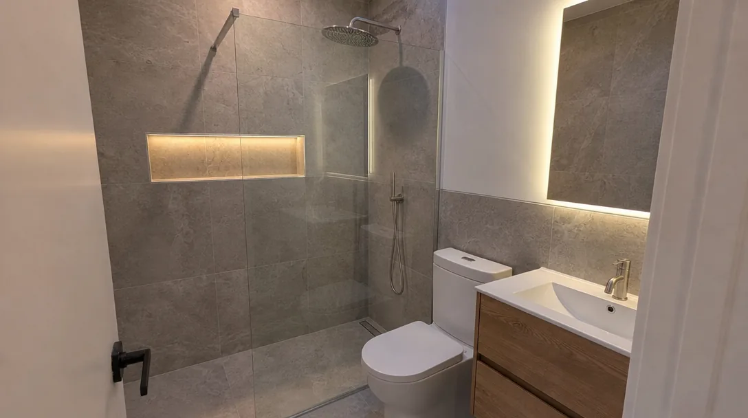 Baño reformado con ducha y mampara de cristal en Viladecans