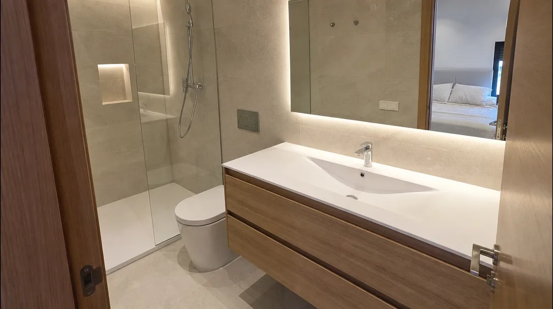 Baño reformado de estilo natural en Viladecans